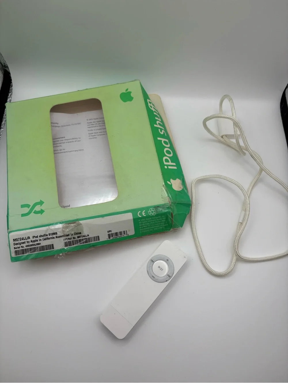 Apple White iPod‎ Shuffle (1st Gen) with White Lanyard Original Box Charges